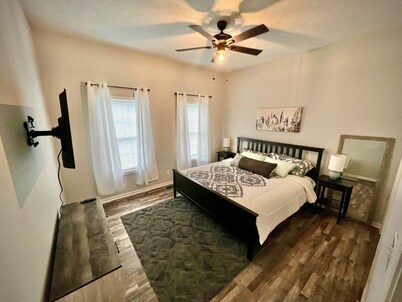 2 br home close to downtown and Lucas Oil. Pet Friendly!