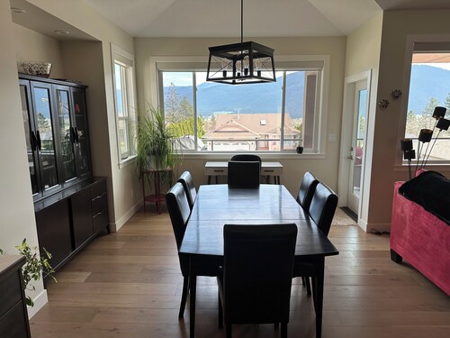 Mountain View Home with hot tub close to prime areas for outdoor enthusiasts