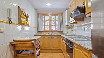 Fridge, dishwasher, coffee/tea maker, toaster