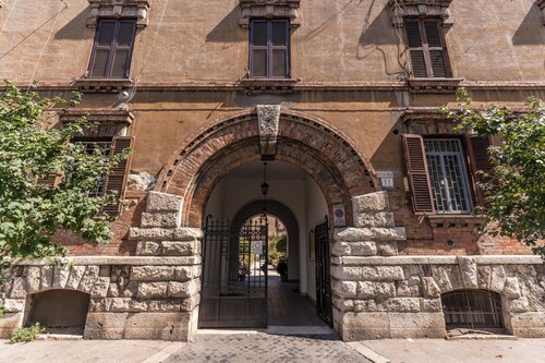 DELUXE Suite, stunning view of the Tiber River. Top floor with elevator