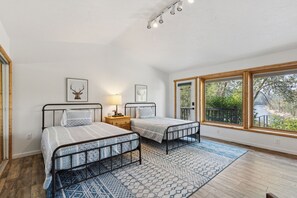 4 bedrooms, travel cot, WiFi, bed sheets - Riverfront 4 bed/3bath home on Bitterroot River plus a Pickleball Court  (Hamilton)