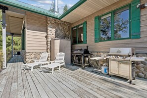 Outdoor dining - Riverfront 4 bed/3bath home on Bitterroot River plus a Pickleball Court  (Hamilton)