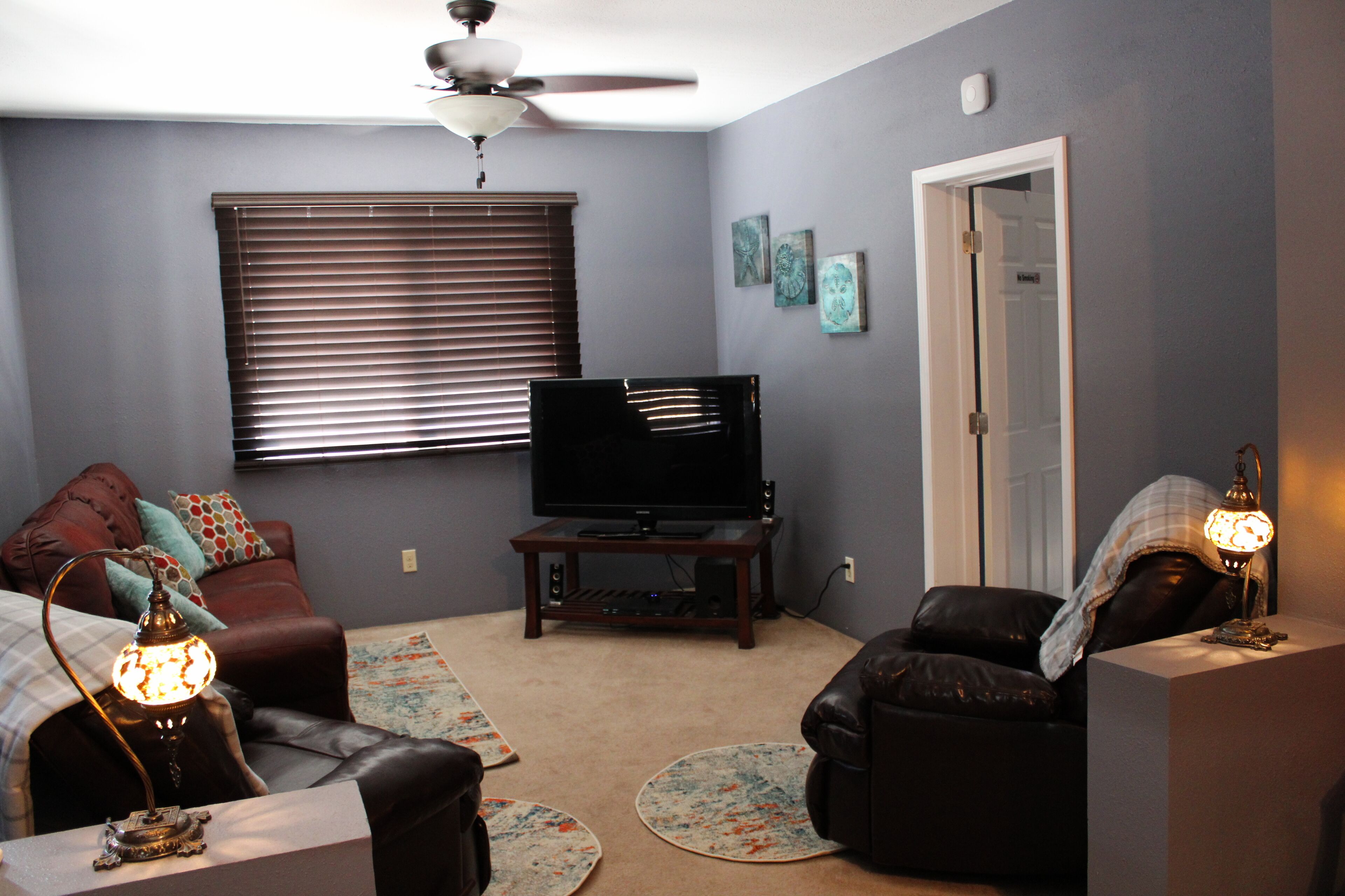 Swanky fun city apartment close to Fast Eddie’s! Minutes from downtown Alton. 