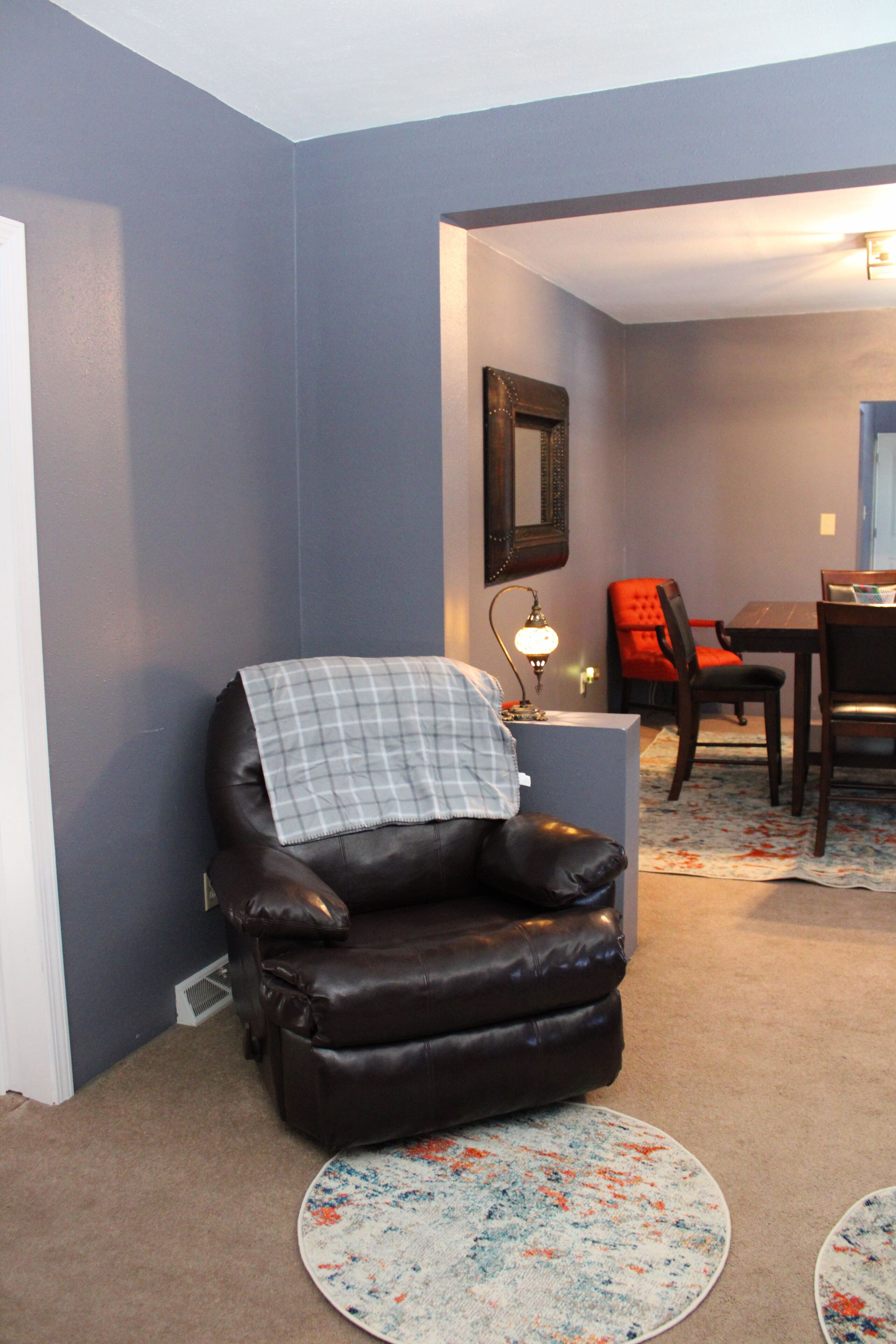 Swanky fun city apartment close to Fast Eddie’s! Minutes from downtown Alton. 
