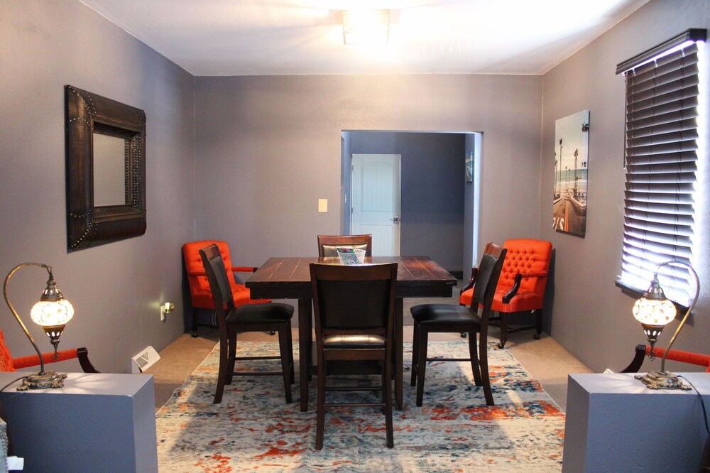 Swanky fun city apartment close to Fast Eddie’s! Minutes from downtown Alton.