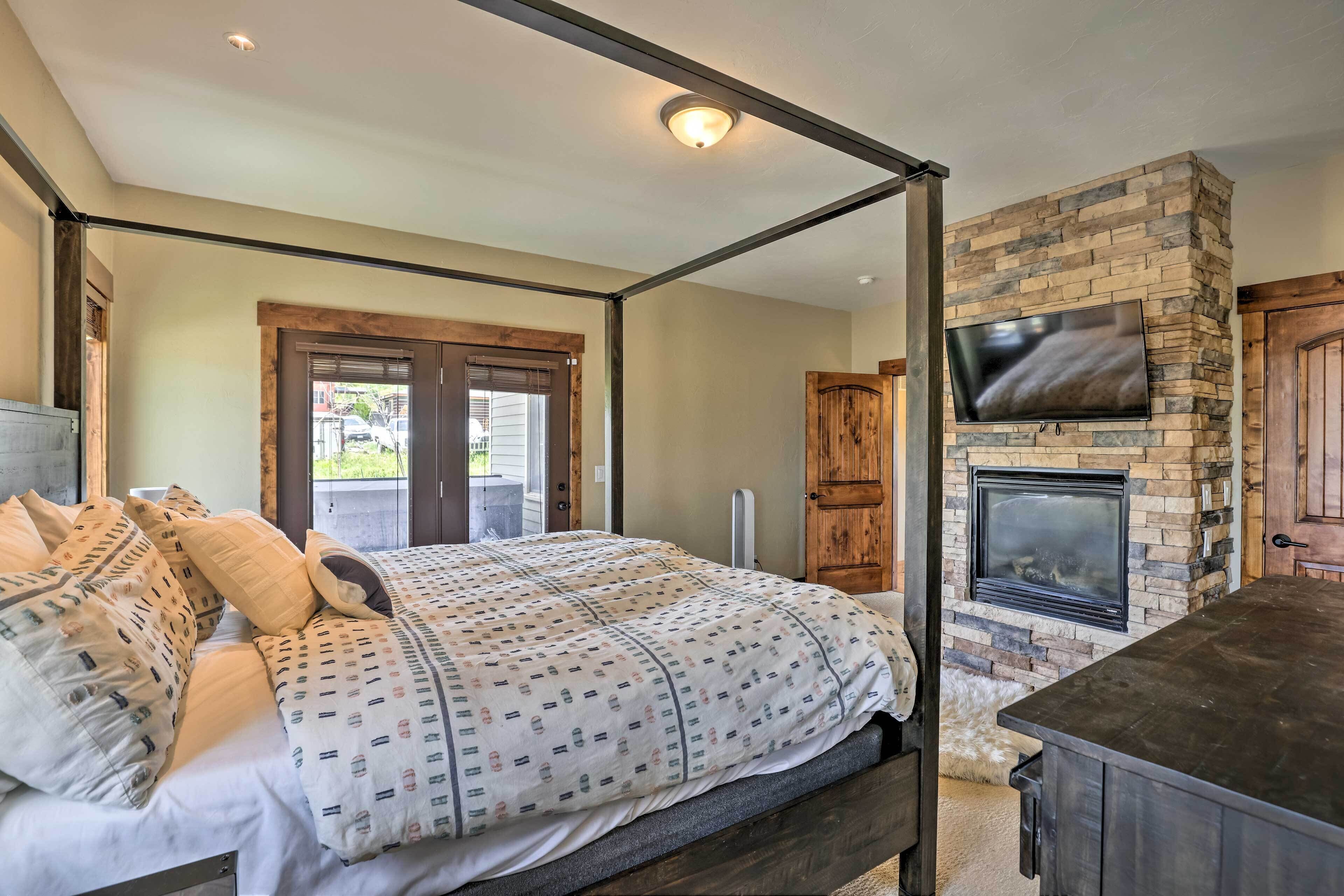 6 bedrooms, desk, iron/ironing board, travel crib