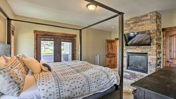 6 bedrooms, desk, iron/ironing board, travel crib