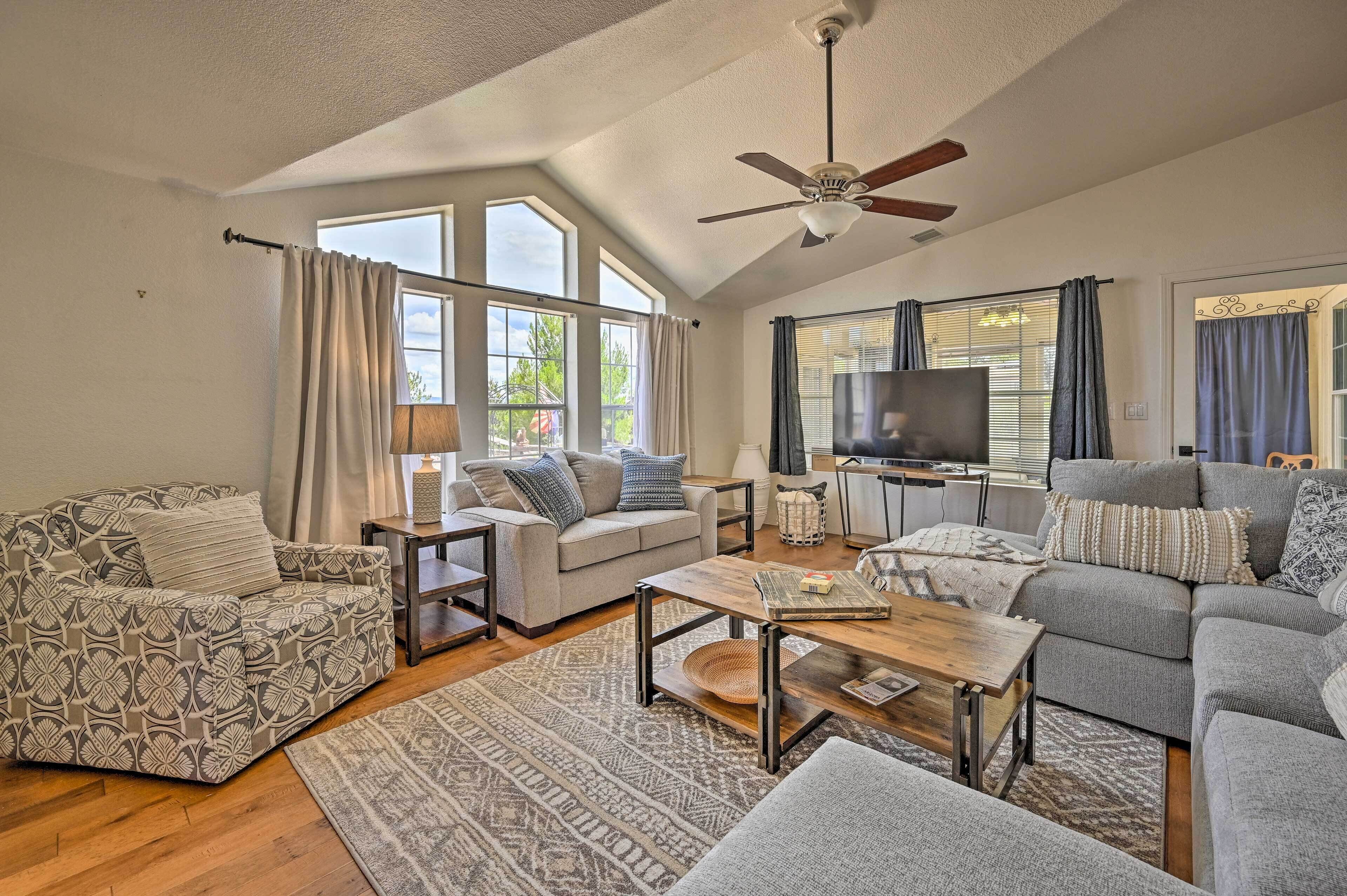 Charming Payson Home w/ Arizona Room & Grill!