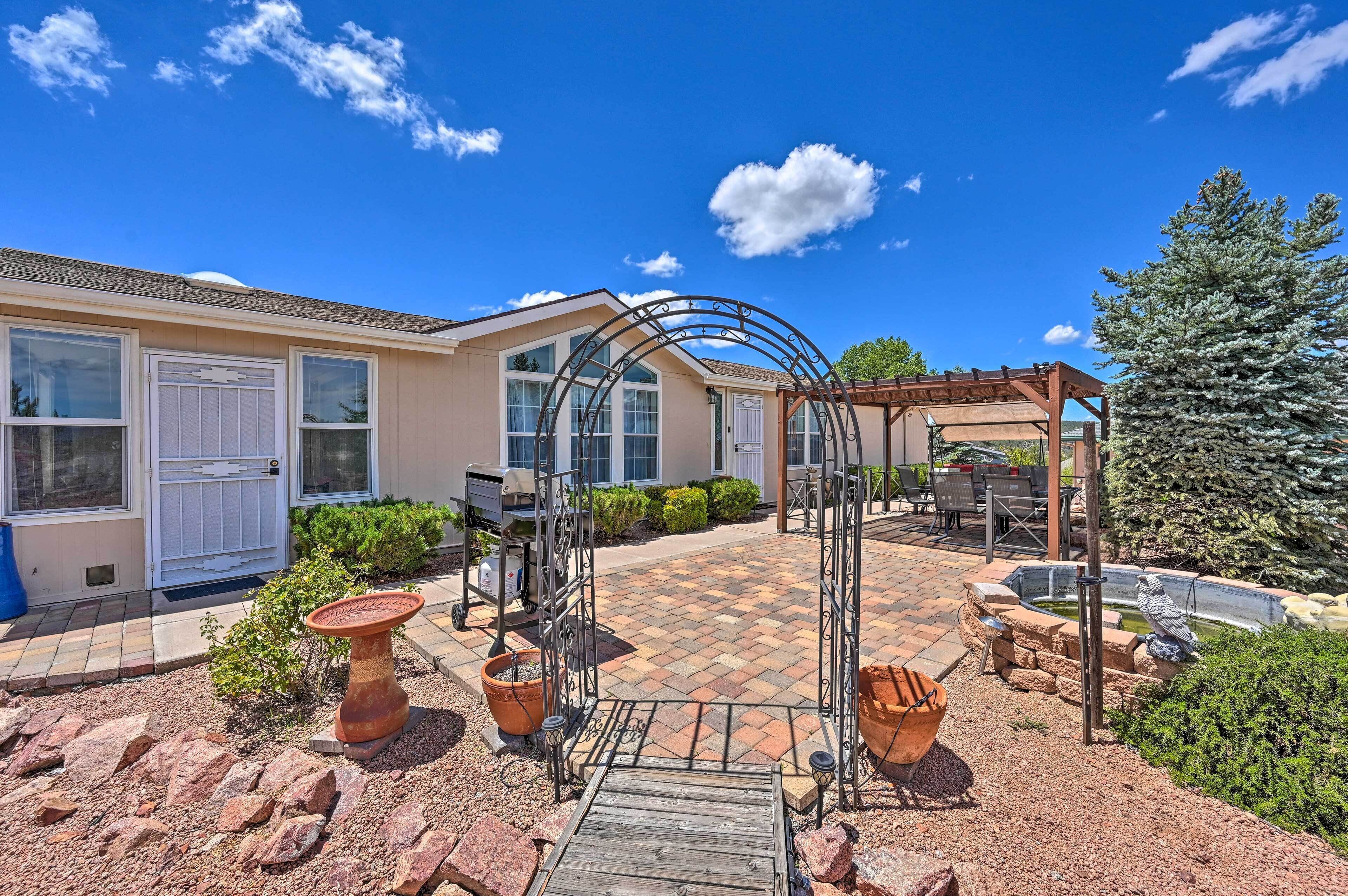 Charming Payson Home w/ Arizona Room & Grill!