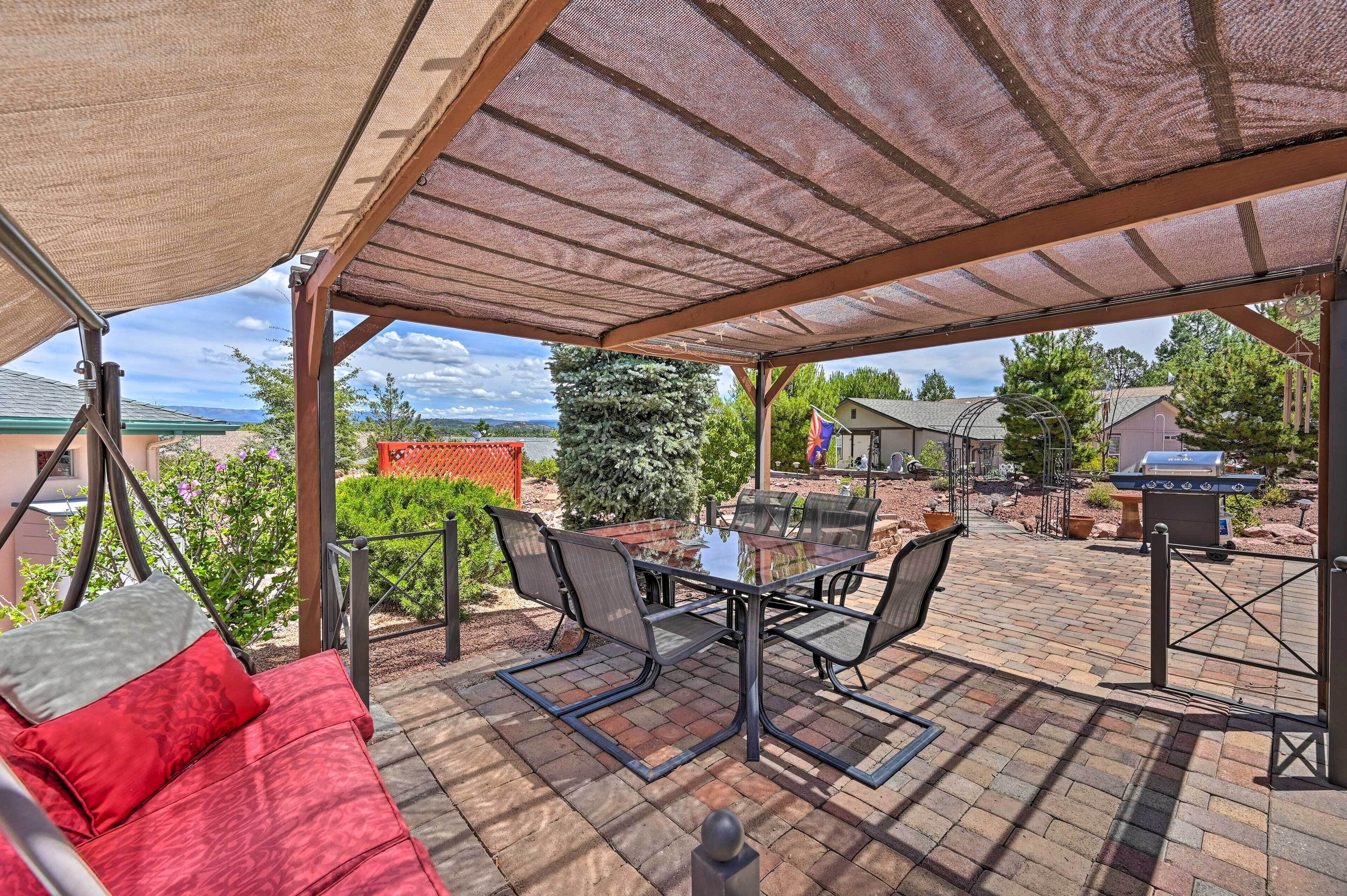 Charming Payson Home w/ Arizona Room & Grill!