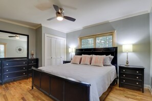 3 bedrooms, desk, iron/ironing board, internet