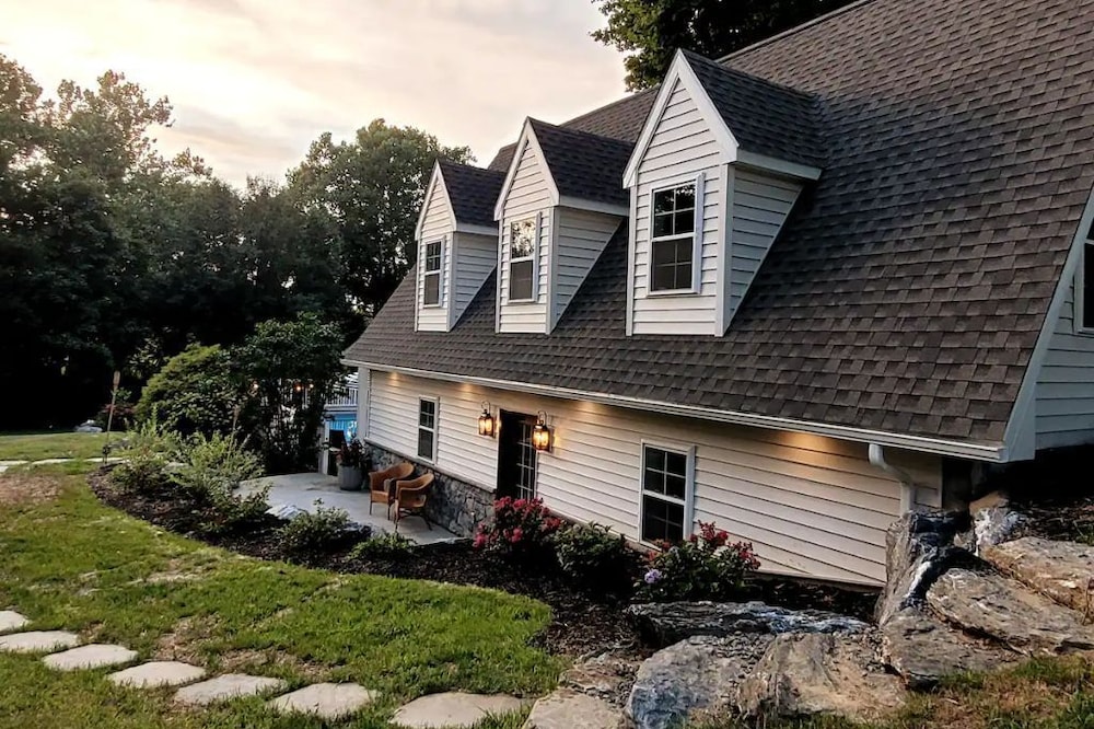 New Creekside Cottage, Waterfront Private Pool, Firepit, Paddle Boat, Fishing
