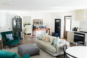 Smart TV, fireplace, books - New Waterfront Creekside Cottage w/ Private Pool, Firepit, Paddle Boat, Fishing (Lancaster)