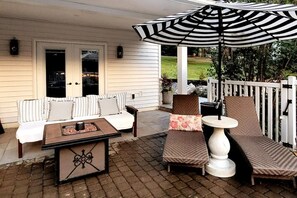 Terrace/patio - New Waterfront Creekside Cottage w/ Private Pool, Firepit, Paddle Boat, Fishing (Lancaster)