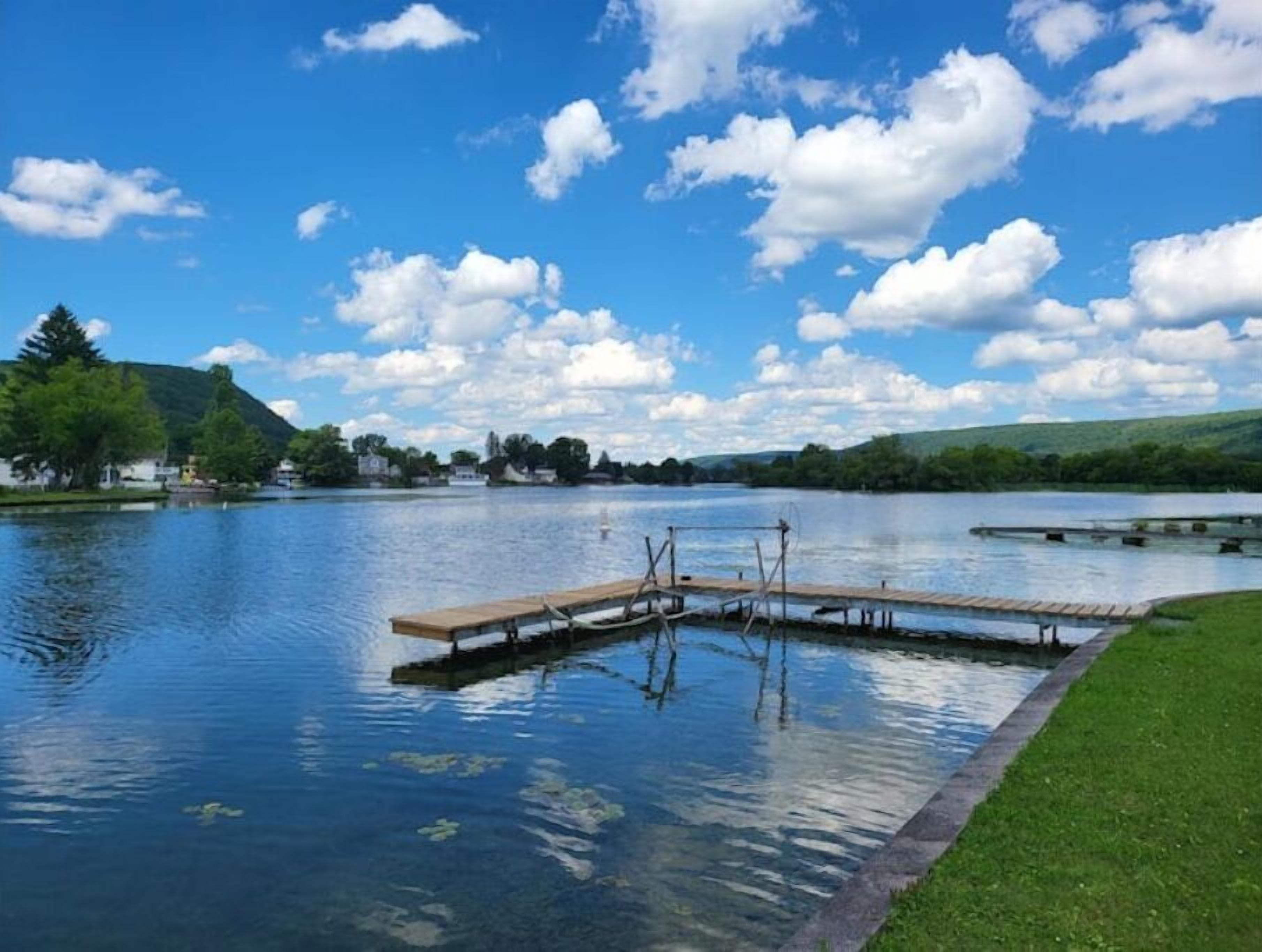 Lake House Getaway-Kayaking, Shopping, & Wineries!