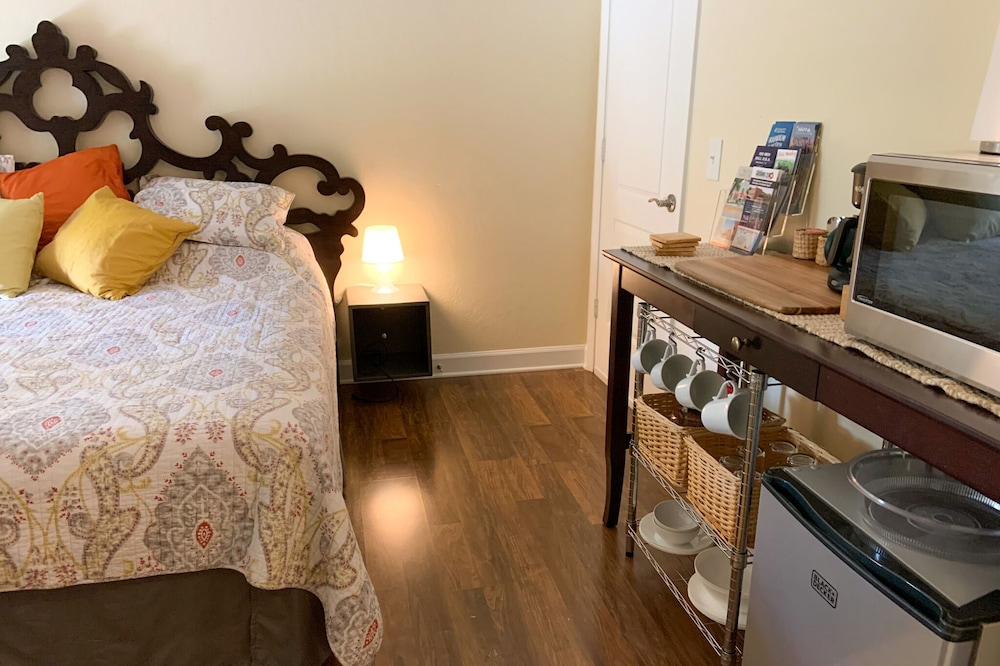 Bamboo Room Oasis Private King Guest Suite 5 Min to Beach & Casinos!