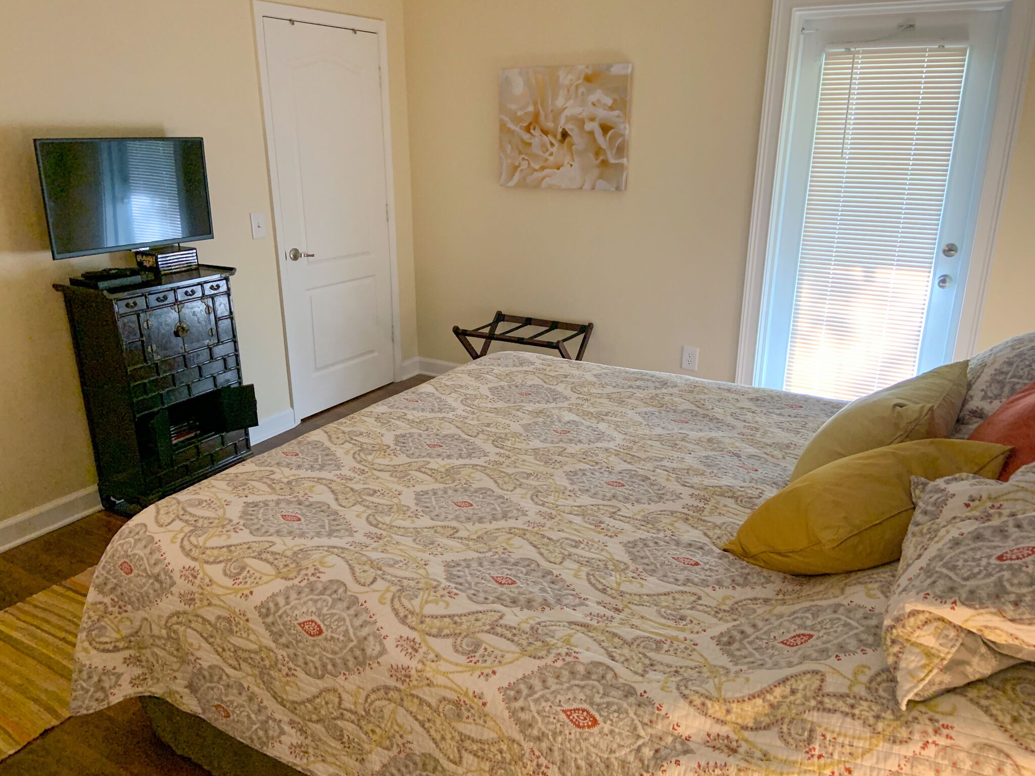 Bamboo Room Oasis Private King Guest Suite 5 Min to Beach & Casinos!