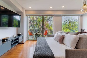 1 soverom, safe på rommet, skrivebord og strykejern/-brett