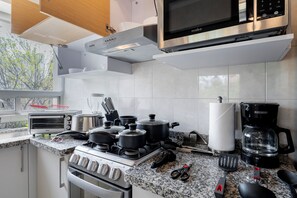 Refrigerador, microondas, horno y parrilla de estufa 