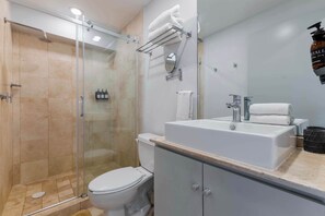 Dusj, hårføner, håndklær og såpe