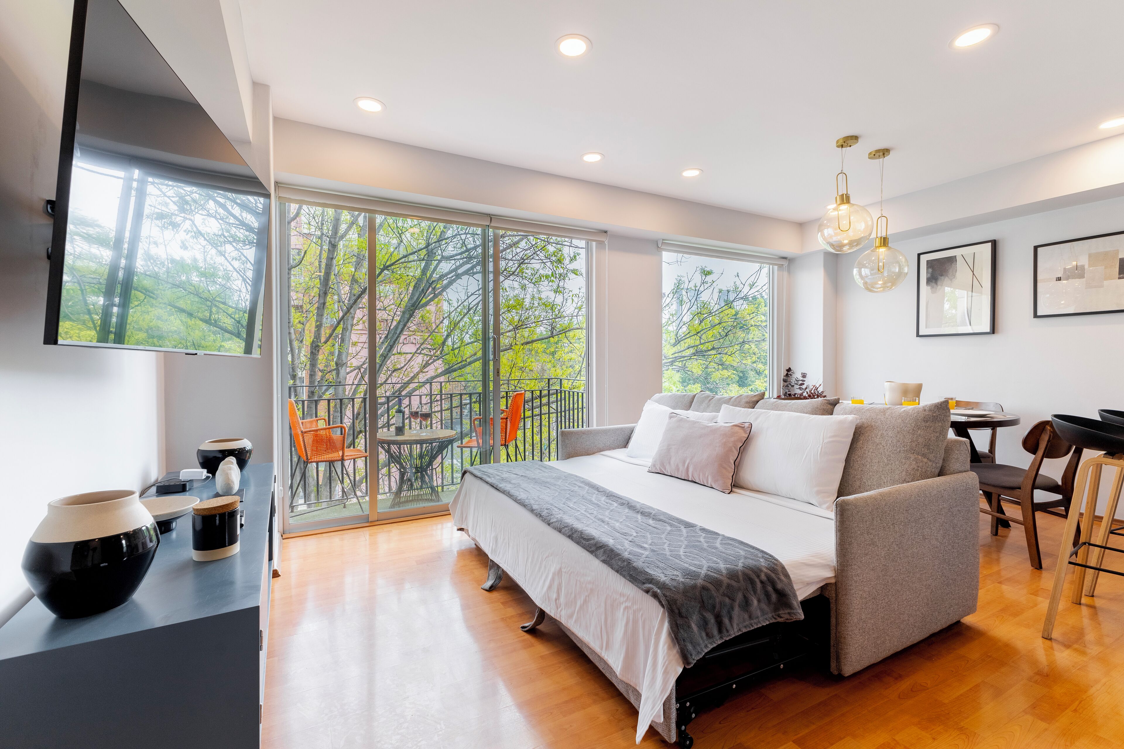 1 camera, una cassaforte in camera, una scrivania, ferro/asse da stiro