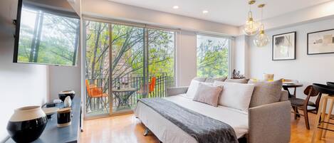 1 camera, una cassaforte in camera, una scrivania, ferro/asse da stiro