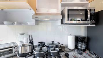 Coffee/tea maker, fridge, microwave, oven