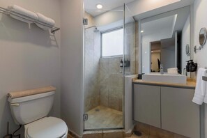 Dusche, Haartrockner, Handtücher, Seife