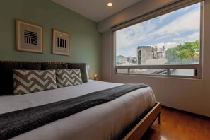 1 Schlafzimmer, Zimmersafe, Schreibtisch, Bügeleisen/Bügelbrett