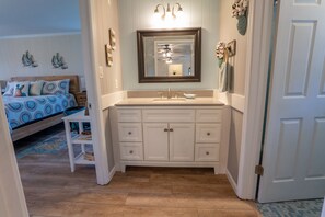 Ensemble douche/baignoire, sèche-cheveux, serviettes fournies