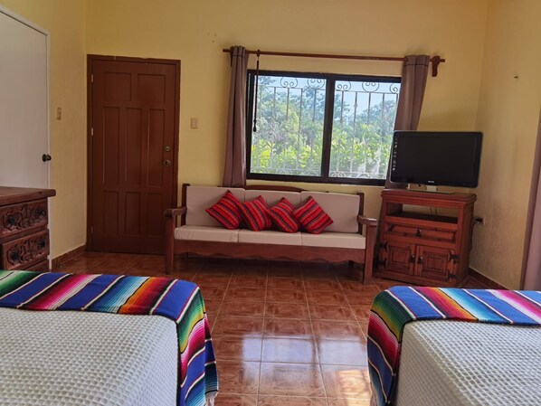 3 室のベッドルーム、デスク、アイロン / アイロン台、旅行用ベビーベッド