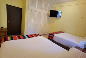 3 quartos, escrivaninha, ferros/tábuas de passar roupa, berço de viagem