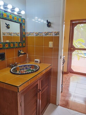 Chuveiro, secador de cabelo, toalhas de banho, sabonete