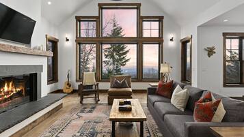 TV connectée, cheminée, lecteur de DVD, table de tennis de table