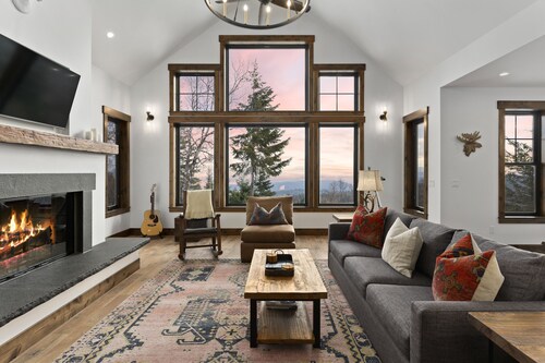 Gorgeous mountain getaway - VIEWS - HotTub - Private - Wildlife - Close to town