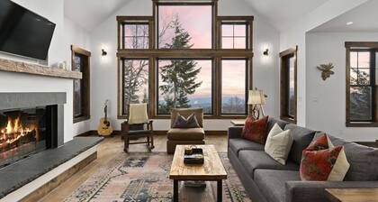 Gorgeous mountain getaway - VIEWS - HotTub - Private - Wildlife - Close to town