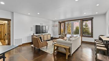 TV connectée, cheminée, lecteur de DVD, table de tennis de table