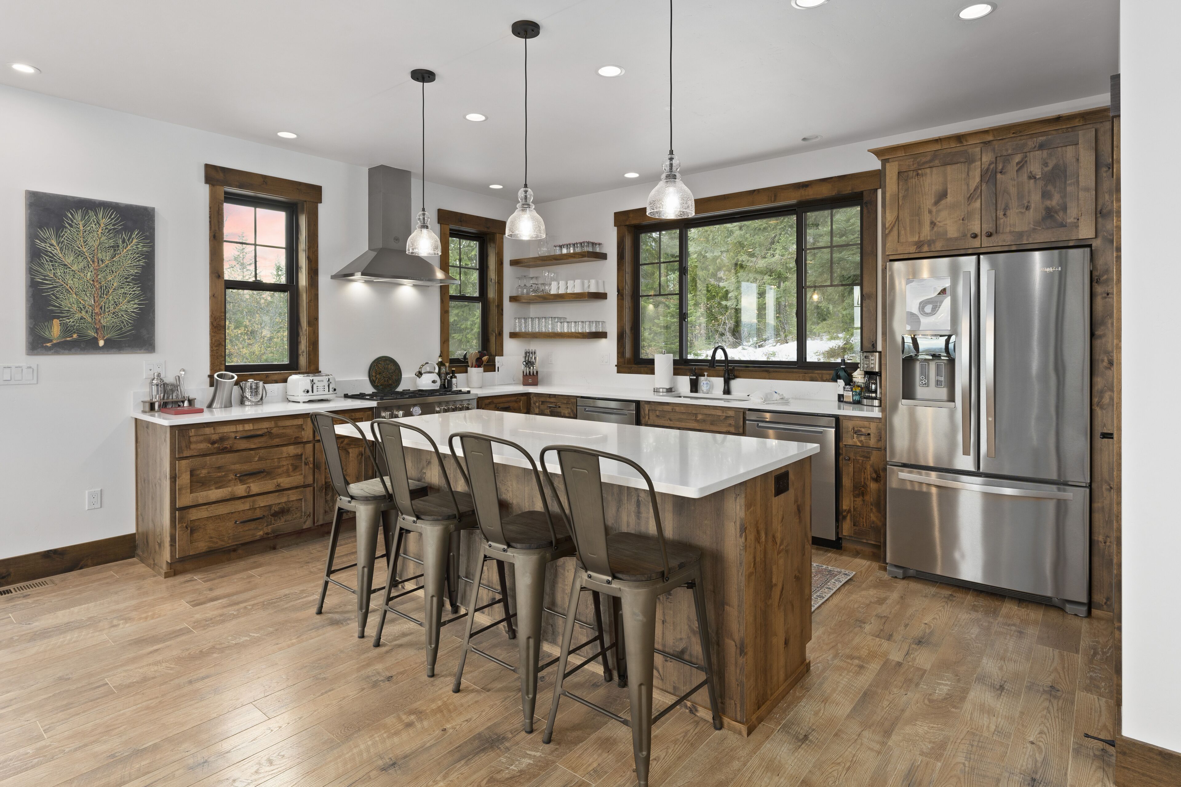 Jääkaappi, mikroaaltouuni, uuni, liesi