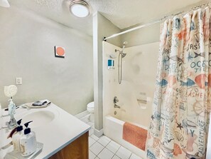 Ensemble douche/baignoire, sèche-cheveux, serviettes fournies, savon