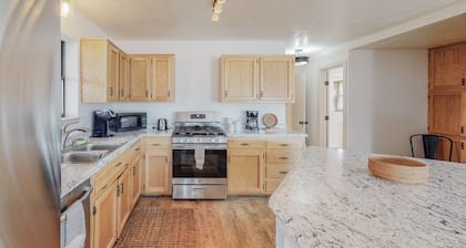 🏊♂️Indoor Heated Pool♨️Hot Tub♨️Sauna, Foosball🧳Sleeps 18🌄Mtn Views