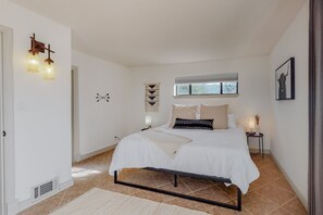 4 bedrooms, desk, iron/ironing board, free WiFi