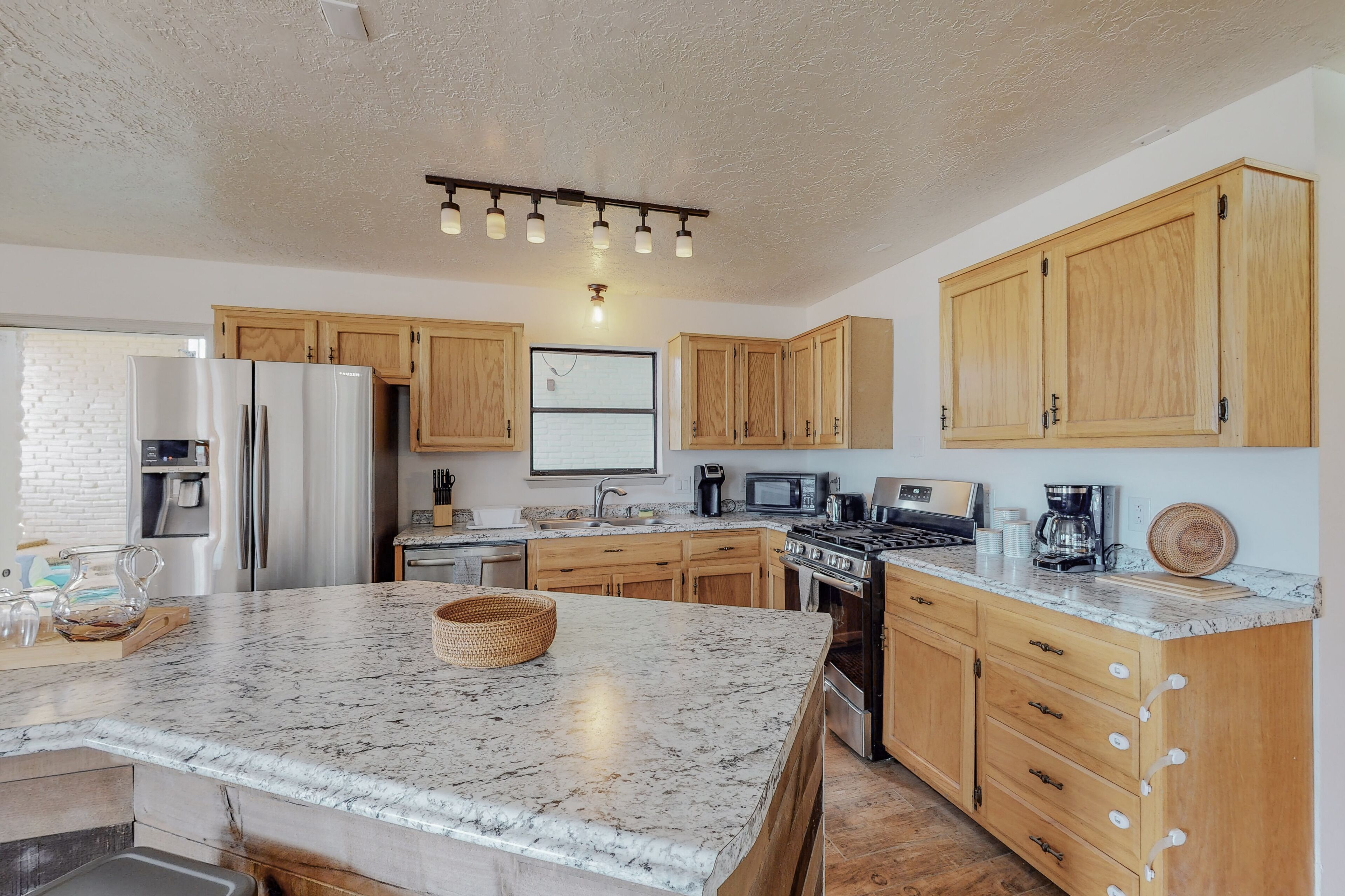 🏊‍♂️Indoor Heated Pool♨️Hot Tub♨️Sauna, Foosball🧳Sleeps 18🌄Mtn Views