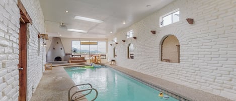 Een binnenzwembad, een buitenzwembad