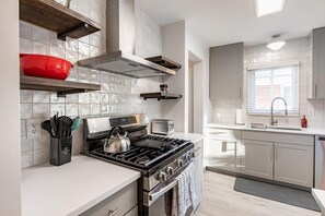 冷蔵庫、電子レンジ、オーブン、コンロ