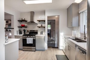 ثلاجة، ميكروويف، فرن، م وقد طهي مسطح