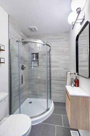 Bathtub, hair dryer, towels - Stunning, Renovated 4BR/3.5BA with Backyard! (Oak Park)