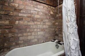 Dusche, Haartrockner, Handtücher, Toilettenpapier