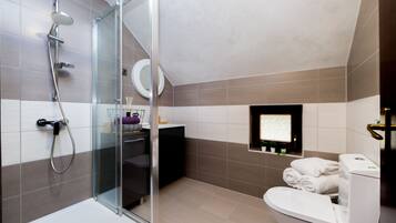 Biệt thự, nhiều giường | Phòng tắm | Buồng tắm vòi sen, máy sấy tóc, khăn tắm