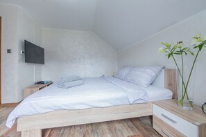 Villa, Mehrere Betten | 3 Schlafzimmer, Bügeleisen/Bügelbrett, kostenloses WLAN, Bettwäsche