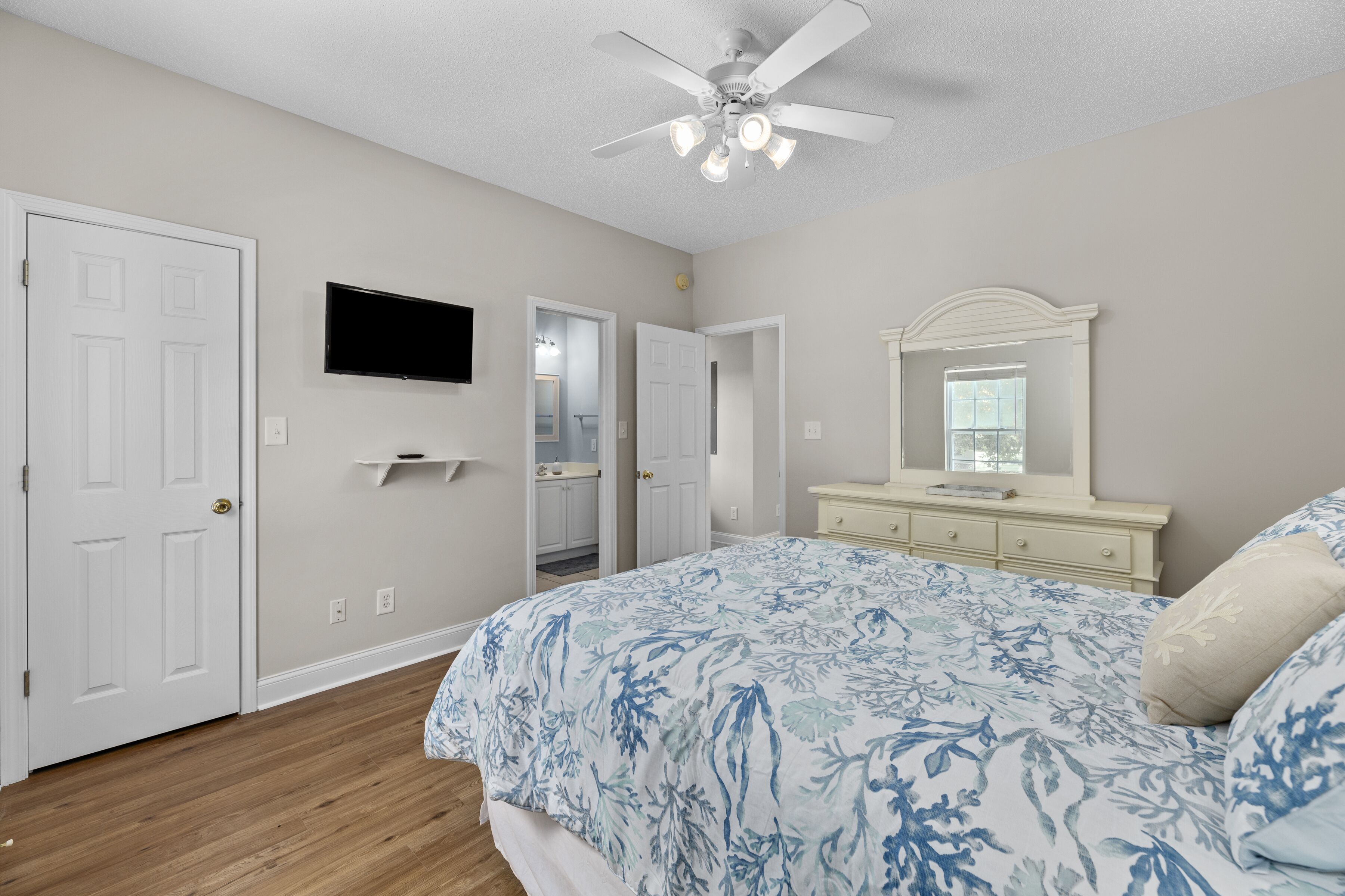 NEW! Short Walk to Beach, Private Pool, Fast Wifi!